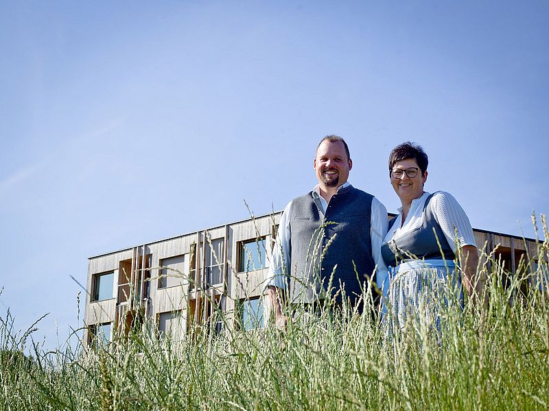 Gastgeber Roland und Daniela Mautner des Naturhotel Euler in Neuschönau im Sommer 