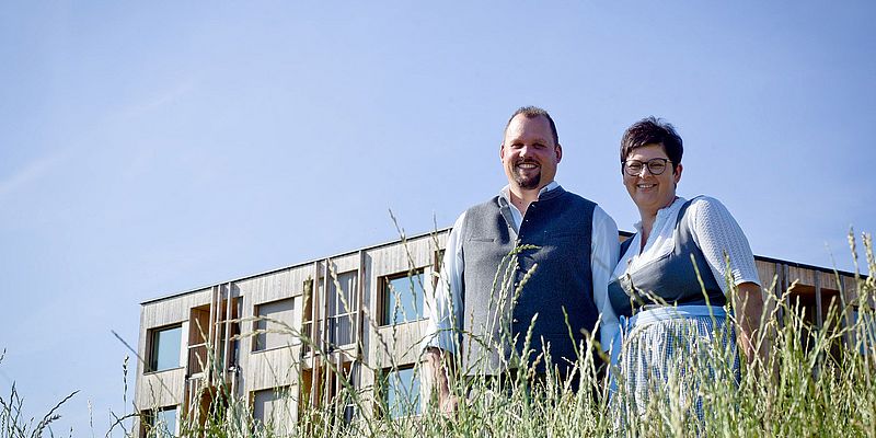 Gastgeber Roland und Daniela Mautner des Naturhotel Euler in Neuschönau im Sommer 